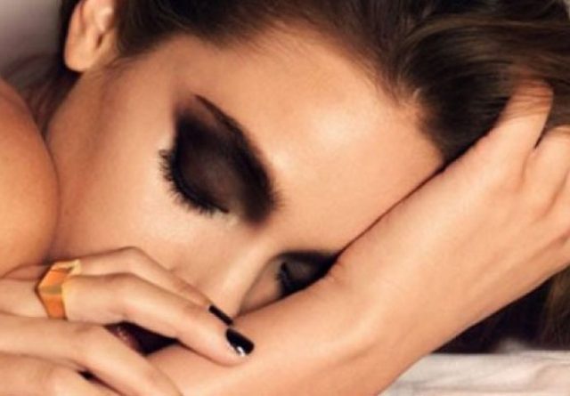 611eb9e8-38e4-44bf-b898-394a0a0a0a64-header-image-header-image-disadvantages-of-sleeping-with-your-makeup-on-how-it-harms-your-skin-fustany-main-image-690x480-1-640x445-1.jpg
